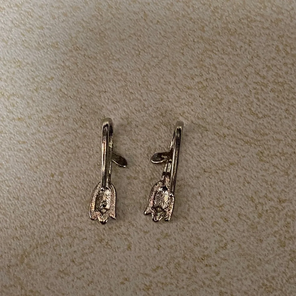 Solitaire Hanging Rose Silver Earrings